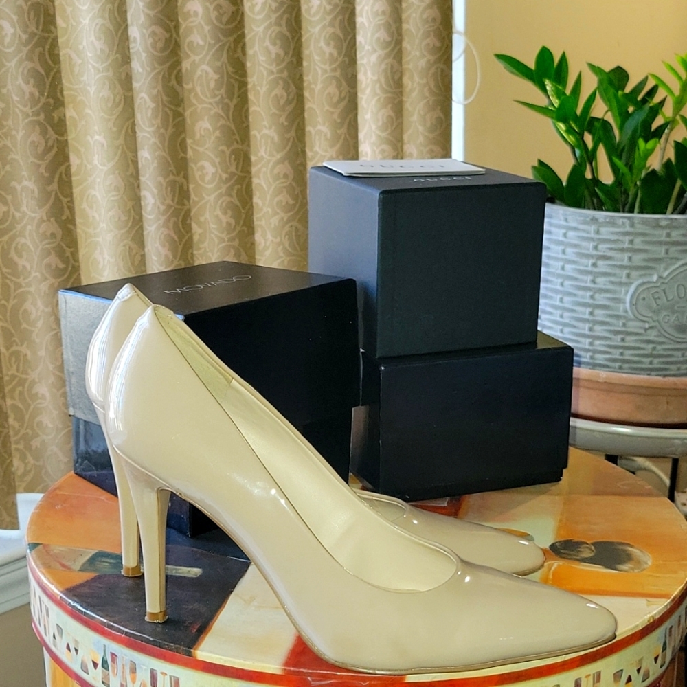 Nine West beige pumps in perfect condition normal wear on soles